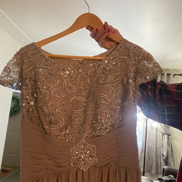 Woman’s formal dress worn once great condition size 10/12 taupe color - Picture 5 of 15
